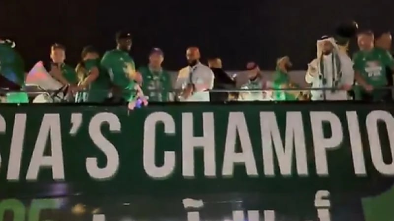 رئيس رابطة الأهلي يحتفل بالسنفور على الحافلة خلال الاحتفال بكأس آسيا ويثير الجدل.. فيديو