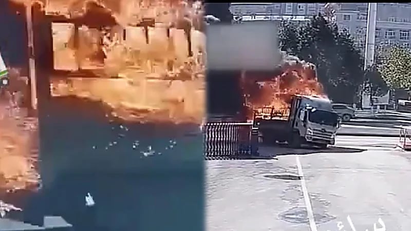 موقف بطولي لسائق يقود شاحنته المشتعلة معرضاً حياته للخطر لإنقاذ الآخرين ..فيديو