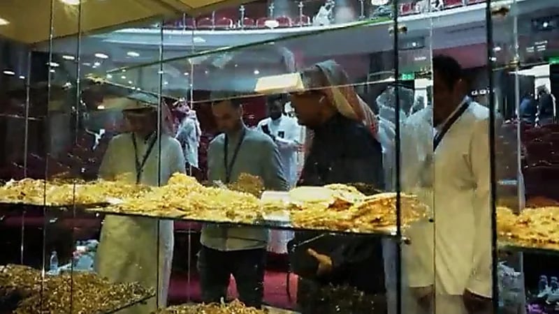 بالفيديو.. مزاد علني لبيع مشغولات ذهبية في الميناء الجاف