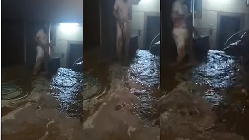 بالفيديو.. السيل يداهم منزل مواطن في فيفاء