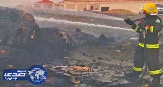 بالصور .. اخماد حريق نشب بكميات كبيرة من الكراتين داخل فناء برنية