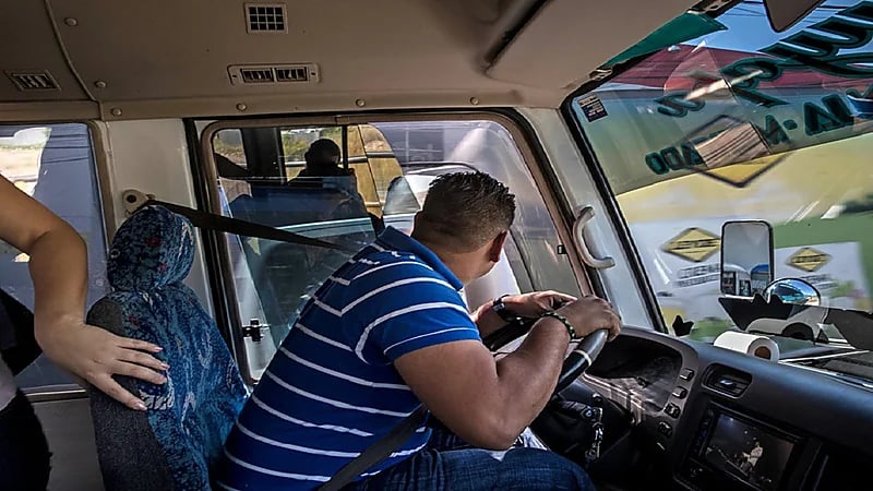 سائق يقفز من باص خلال سيره!