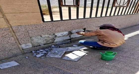 بالصور.. صيانة ممشى " الأخدود الأثرية " وأشجار النخيل في نجران