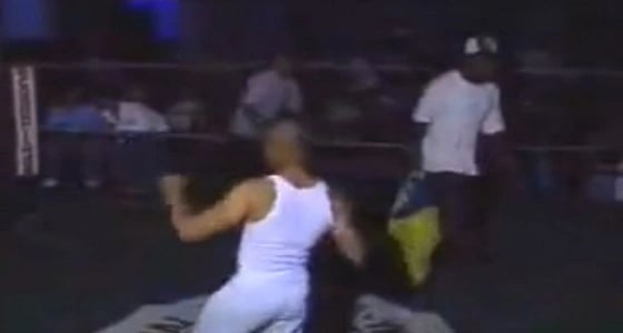 بالفيديو.. استعرض عضلاته على الجمهور وقتله " الغرور" فكان الدرس قاسيا!