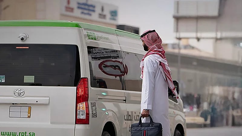 إطلاق خدمة الحافلات تحت الطلب في الرياض عبر تطبيق درب .. صور