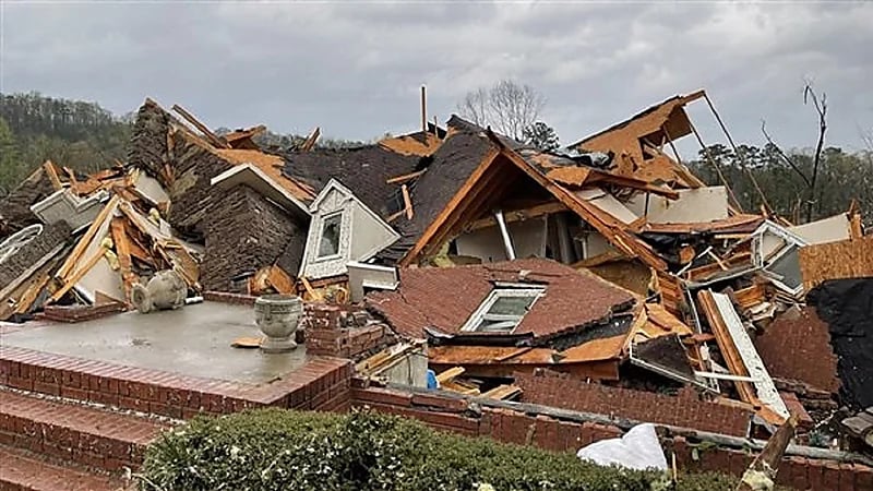 أعاصير تجتاح ألاباما الأمريكية تدمر منازل بأكملها