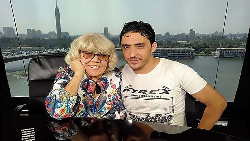 عجوز بريطانية تثير الجدل مجددًا بتفاصيل زواجها من شاب مصري