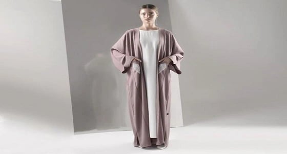 مصممة عباءات: إقبال كبير على سوق عباءات السفر الملونة