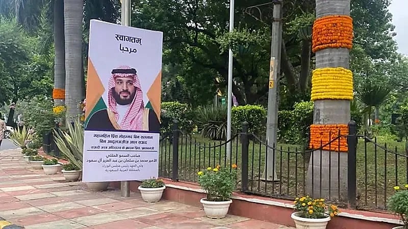 لافتات ترحيبية في شوارع الهند ترحيبا بولي العهد .. فيديو