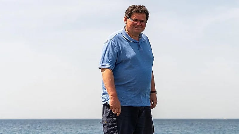 بالصور .. "جنوح الدلافين" تدفع السفير البريطاني لزيارة شواطئ أملج