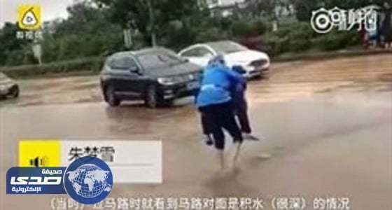 بالفيديو.. عجوز يُعطي درساً للأزواج في الوفاء