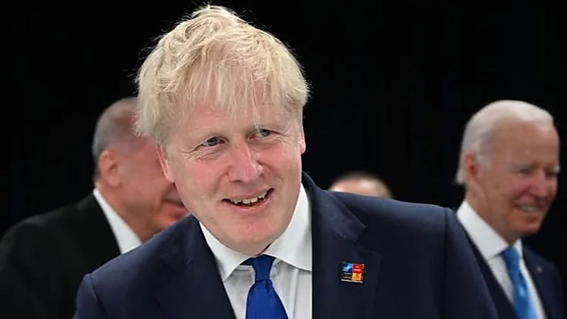 استهزاء البريطانيين من جونسون بعد رؤيته في صورة عاري الصدر على شواطئ اليونان