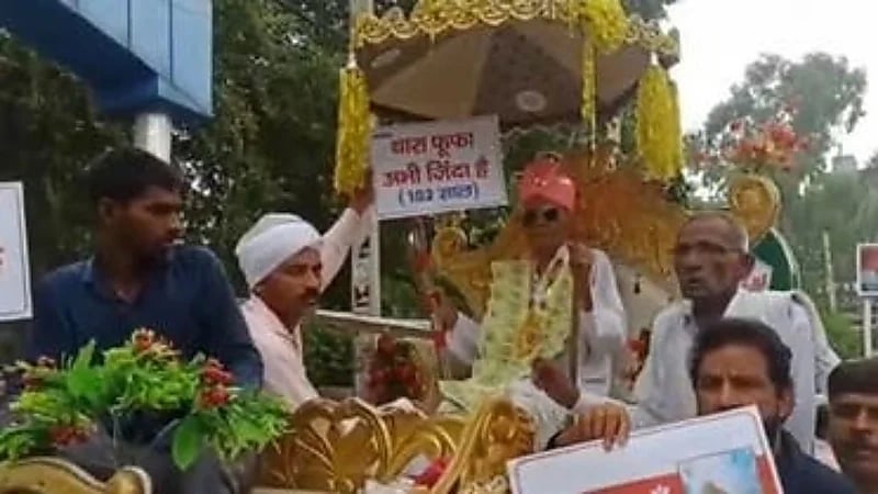 شاهد.. رجل بسن الـ 102 يثير الجدل بموكب عرس