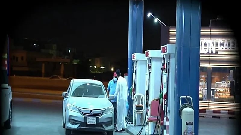 شاهد.. تجربة حقيقية لكشف طرق التلاعب والتحايل في محطات البنزين