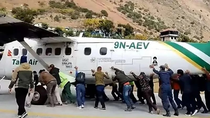 بالفيديو.. ركاب يدفعون طائرة لتتمكن أخرى من الهبوط محلها