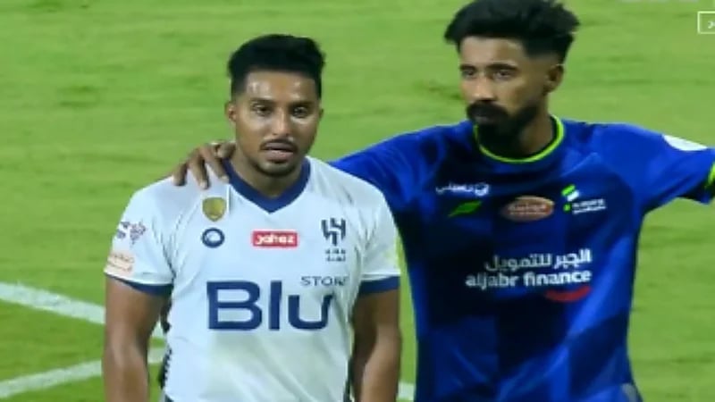 شاهد.. خروج الدوسري غاضبا بعد استبداله أمام الفتح