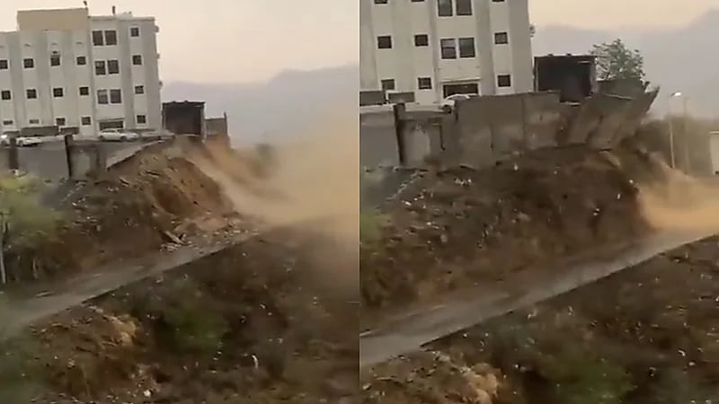 بالفيديو.. لحظة انهيار سور منزل بسبب الأمطار في جازان