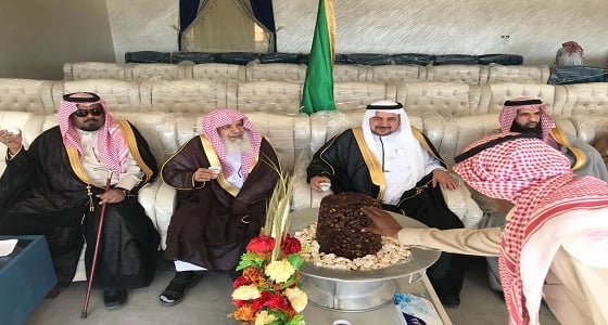 شيخ قبيلة الصيادلة يكرم الدكتور الراجحي