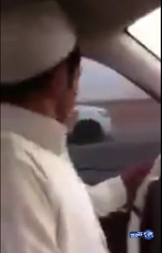 بالفيديو.. شاب يقود سيارته بأقصى سرعة متسابقاً مع أخرى ويتجاهل تحذيرات زميله