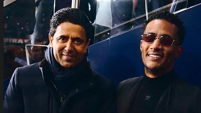 رئيس باريس سان جيرمان يهدي محمد رمضان قميص النادي