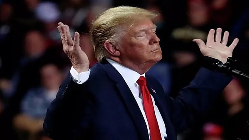 ترامب يغرد بصورته بعد خروجه من السجن