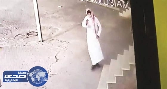 بالصور.. حيلة لص للهروب من كاميرا مراقبة في الكويت