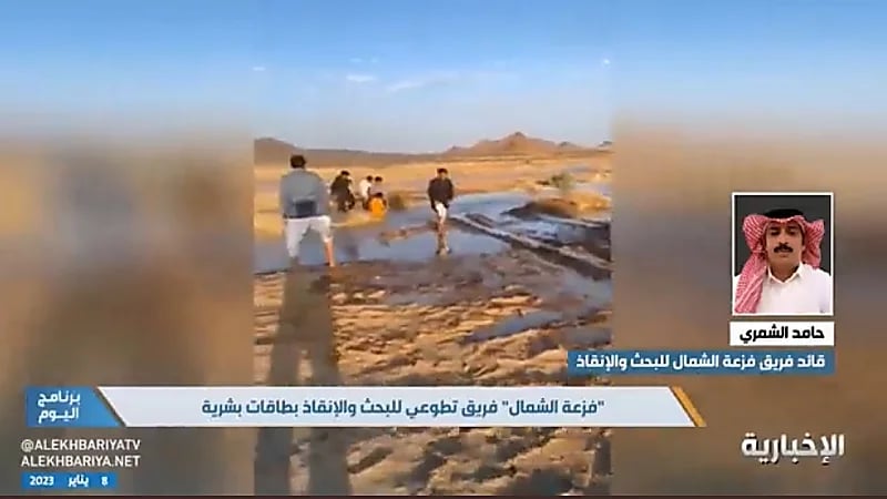 قائد فريق "فزعة الشمال" يروي تفاصيل إنقاذ أسرة علقت سيارتهم في أحد الأودية (فيديو)