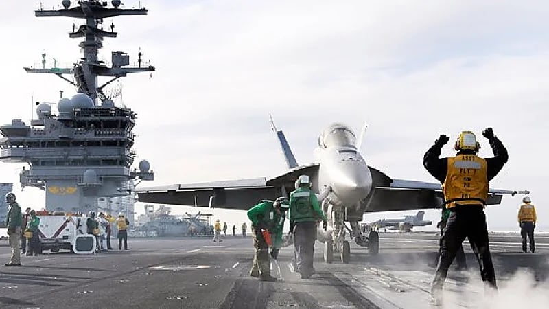 بالفيديو.. حاملة الطائرات المدمرة الأمريكية تدخل أوروبا استعدادًا للحرب