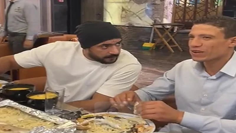 بالصور.. أحمد العوضي يفي بوعده لصاحب واقعة محل الكشري