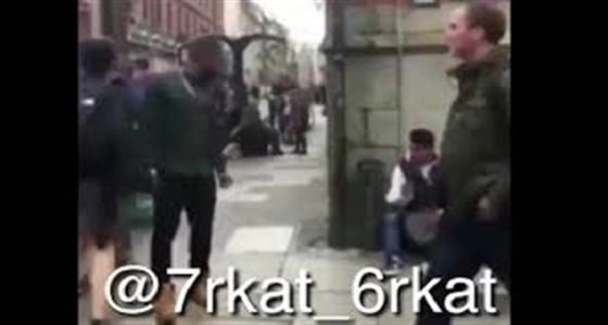 بالفيديو.. رجل يسرق متسولا بطريقة غريبة وطريفة