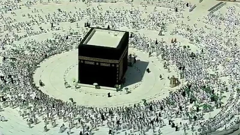 بالفيديو.. أول صلاة جمعة من المسجد الحرام دون تباعد