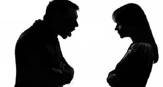 امرأة أمام المحكمة: زوجي يعذبنى بإطفاء السجائر فى جسدى لرفضي إعطائه راتبي