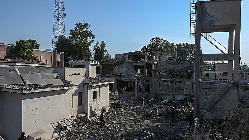 مقتل 12 شخص بانفجارات في مركز شرطة بباكستان