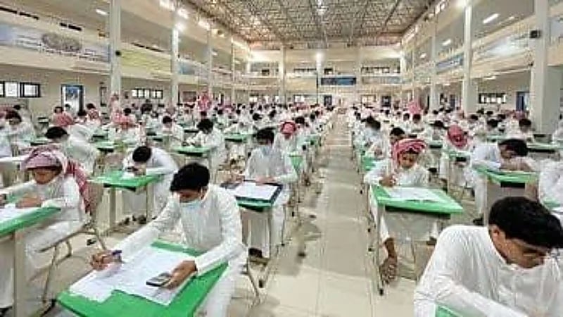 كيف نساعد الطفل في التكيف مع المدرسة ؟.. مستشار أسري يُجيب