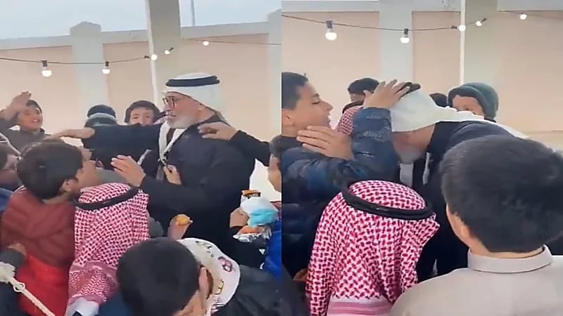 مشاهد مؤثرة للحظات الأخيرة بين طلاب ومعلمهم المتقاعد