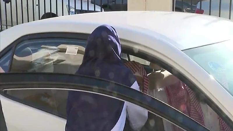 بالفيديو.. مُسن بعمر الـ 80 عاما يتلقى الجرعة التنشيطية الثالثة داخل سيارته