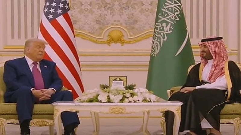 ولي العهد يقيم مأدبة غداء رسمية تكريمًا لرئيس أمريكا في قصر اليمامة