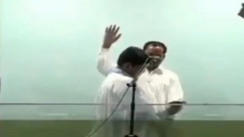 بالفيديو.. إصابة رجل بصاعق كهربائي دخل حوض الماء أثناء تعميده