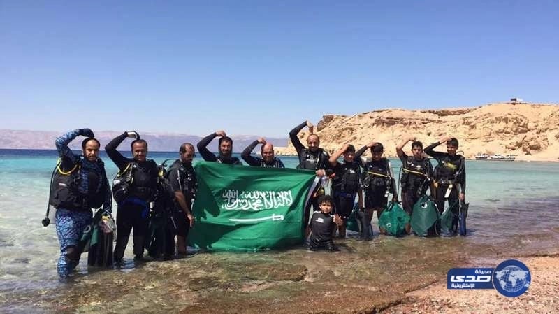 فى أعماق البحر .. فريق الغوص بتبوك يحتفل باليوم الوطنى