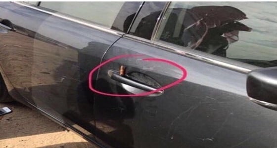 معلم يعثر على ذخيرة معلقة في باب مركبته بعد الدوام المدرسي