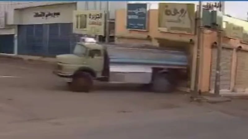 ضبط شخص ظهر في فيديو يحطم واجهة محلات اتصالات باستخدام " وايت " بوادي الدواسر