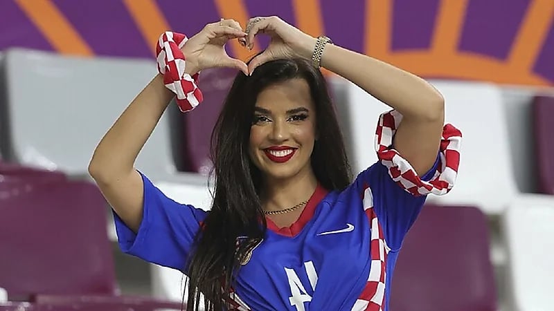 إطلالة محتشمة لملكة جمال كرواتيا بعد تهديدها بعدم حضور المباريات