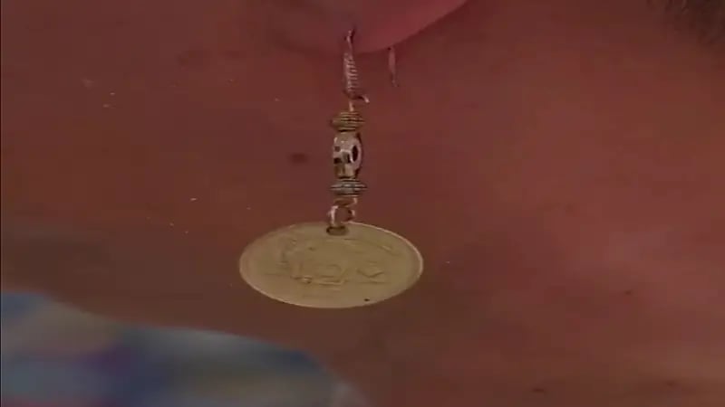 أصبحت بلا قيمة.. صانعة حلي تصنع الاكسسوارات من العملة المعدنية اللبنانية(فيديو)