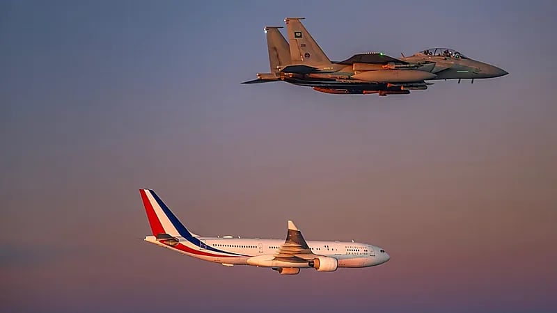 القوات الجوية ترافق طائرة الرئيس الفرنسي حتى وصولها لمطار الملك خالد.. صور