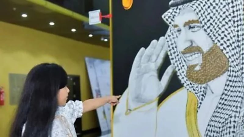 لوحة فنية لولي العهد في مهرجان العسل الدولي تلفت الأنظار
