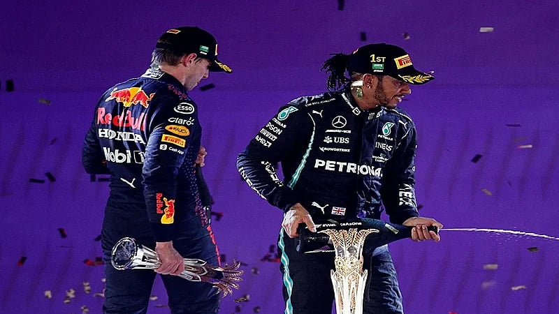 فورمولا1 ..الفائزون يحتفلون بشراب الورد تماشيًا مع تقاليد المملكة