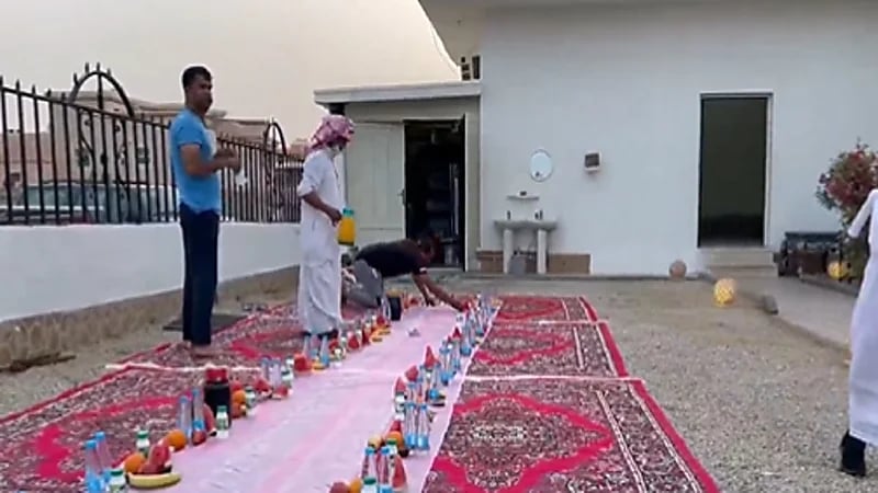 أخوة يقيمون سنويا إفطار صائم بمنزلهم صدقة جارية لأبيهم المتوفى منذ 13 عاما