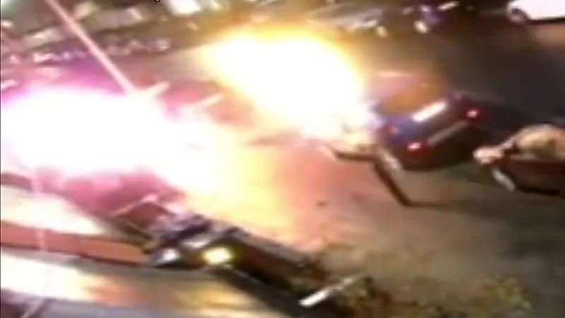 شاهد.. شخص ينقض على رجل بعد خروجه من المسجد ويحرقه