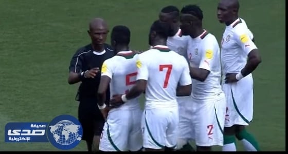 بالفيديو.. ضربة جزاء توقف حكما مدى الحياة وتعيد المباراة