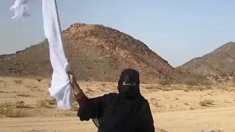 سيدة ترفع الراية البيضاء بعد العفو عن ابنها من القصاص بنجران